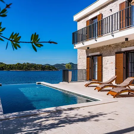 Вилла Seafront Draga With Heated Infinity Pool Мали Иж