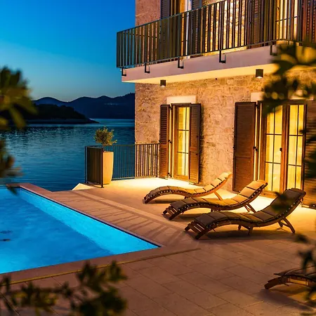 Вилла Seafront Draga With Heated Infinity Pool Мали Иж