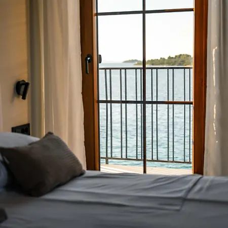 Seafront Draga With Heated Infinity Pool * Mali Iž