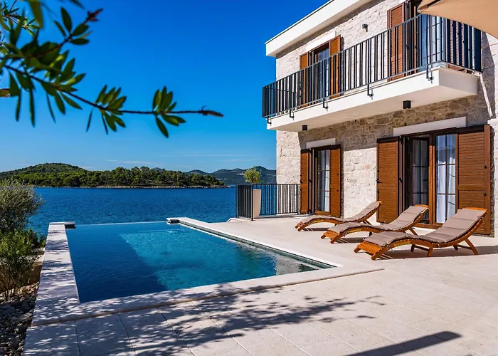 Вилла Seafront Draga With Heated Infinity Pool Мали Иж