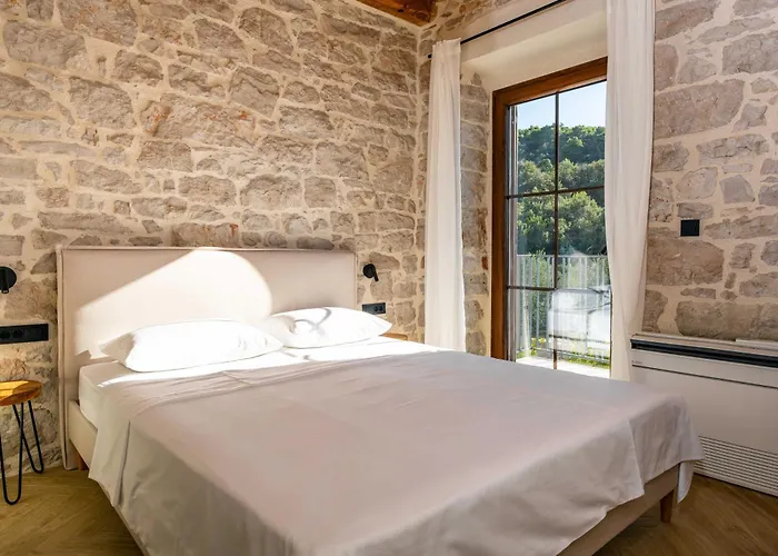 Seafront Draga With Heated Infinity Pool Мали Иж