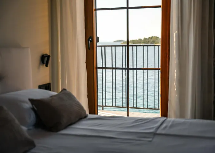 Seafront Draga With Heated Infinity Pool * Мали Иж