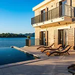 Villa Seafront Draga With Heated Infinity Pool Mali Iž