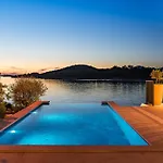 Seafront Draga With Heated Infinity Pool * Mali Iž