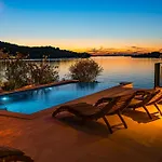 Seafront Draga With Heated Infinity Pool *