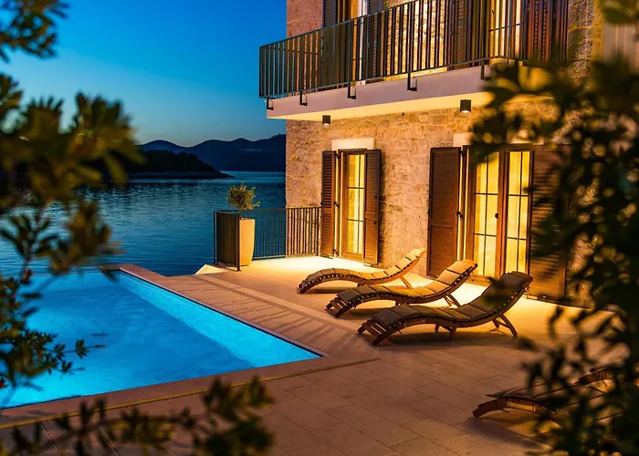 Вилла Seafront Draga With Heated Infinity Pool Мали Иж